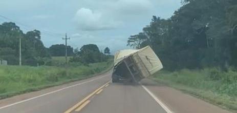 Carreta carregada de soja tomba em estrada no Pará; veja vídeo