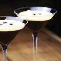 A história mais aceita sobre a origem do Espresso Martini é de que ele teria sido criado no final da década de 80 pelo bartender Dick Bradsell, no Fred's Club, em Londres