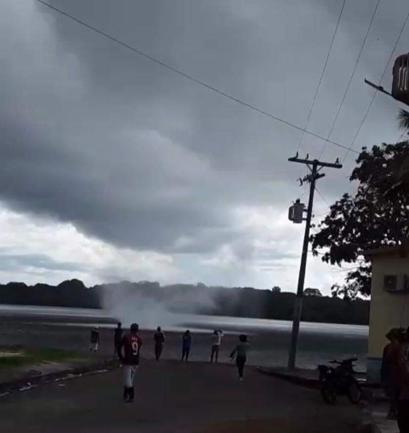 Tromba d'água assusta moradores e causa destruição em Nhamundá; vídeo