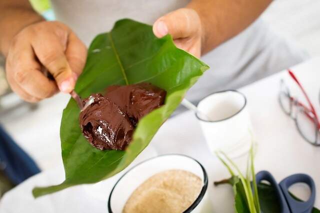 Nas unidades da Escola-Indústria do Chocolate, o foco é o fomento à verticalização do cacau no estado, com produtos diferenciados e mais geração de renda