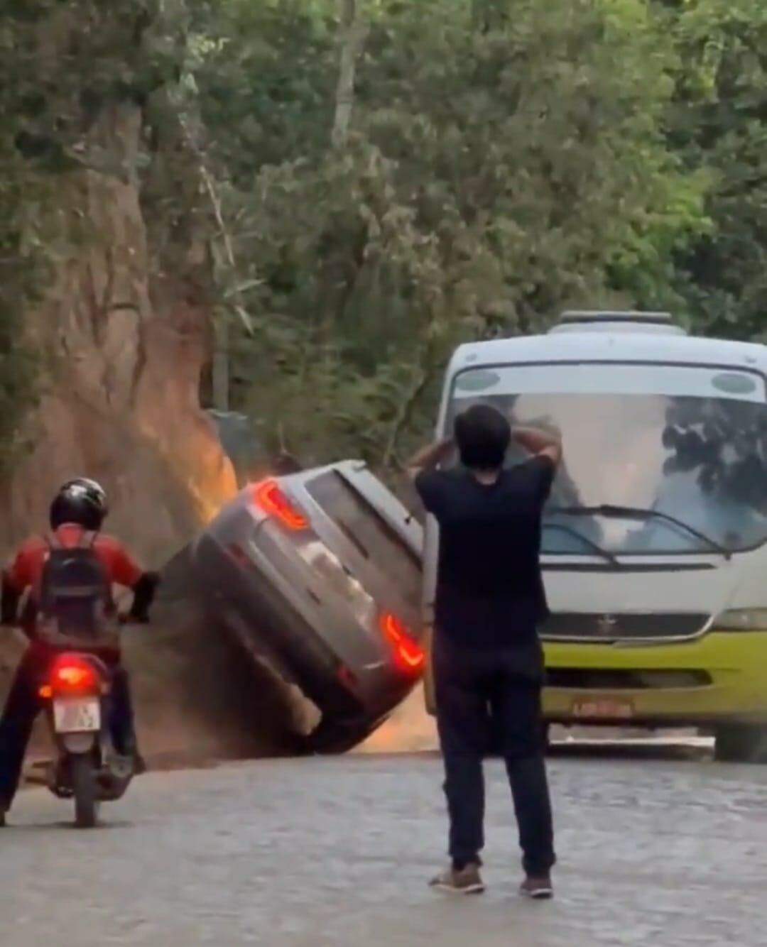 Motorista capota ao tentar fazer manobra arriscada para passar por ônibus; vídeo