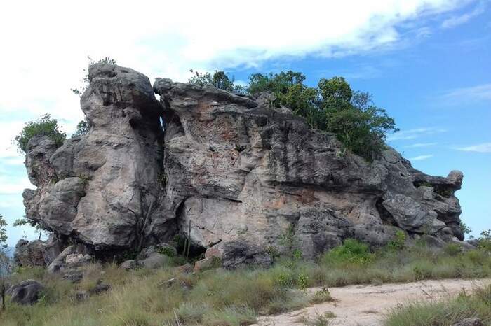 O Pema também é composto por diversas grutas e orifícios entre formações rochosas.