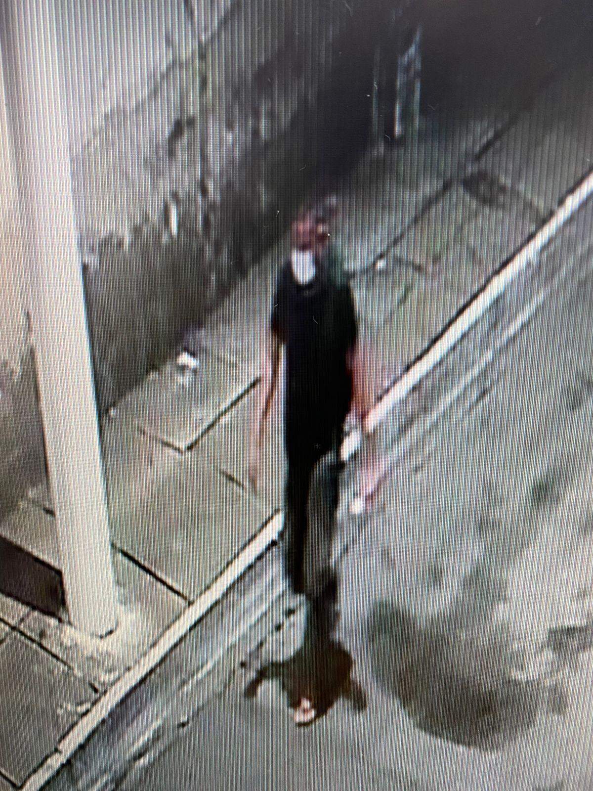 Homem armado com pedra ataca Restaurante Popular, em Belém; veja vídeo