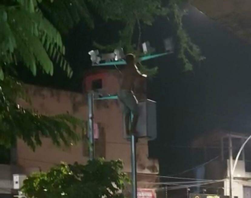 Homem escala poste e furta fios elétricos de radar na Av. Pedro Álvares Cabral