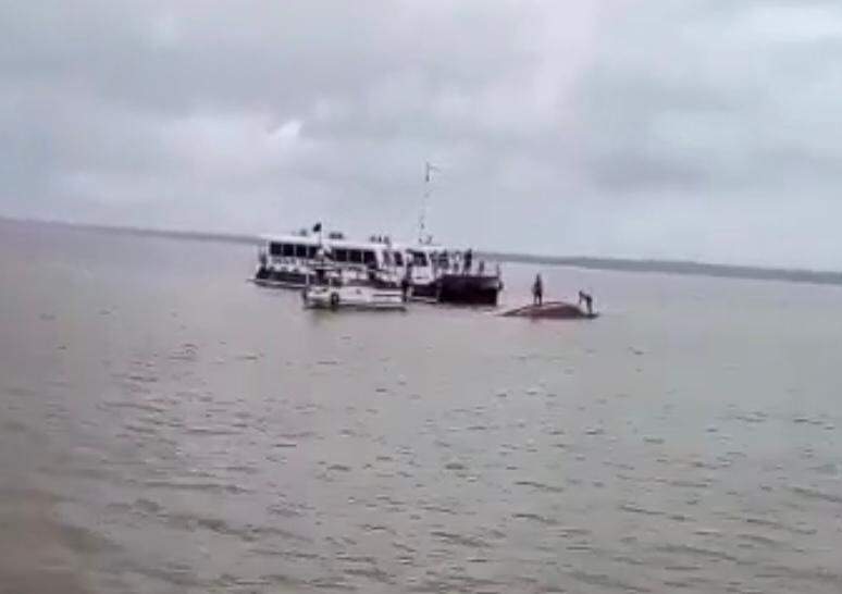 Embarcação com excesso de peso afunda em Icoaraci