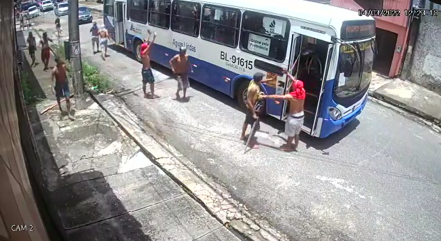 Bando ataca ônibus em Belém com paus e pedras e homem armado frustra a ação; vídeo