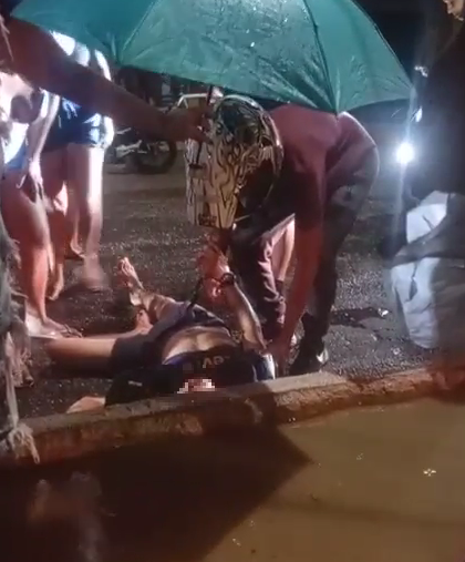 Em Ananindeua, motoqueiro cai da moto e bate a cabeça na sarjeta em acidente grave