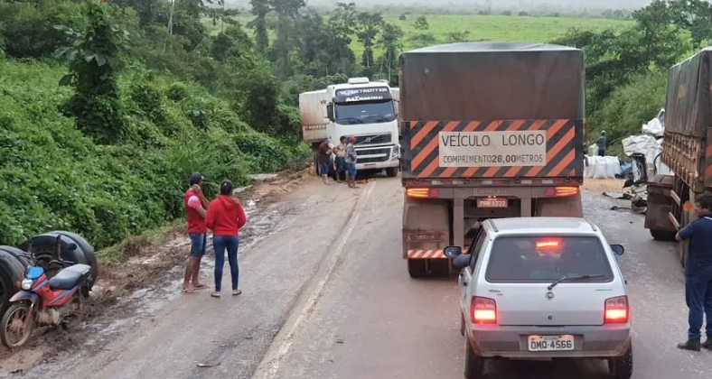 Carretas colidem e os dois motoristas morrem na hora em Itaituba