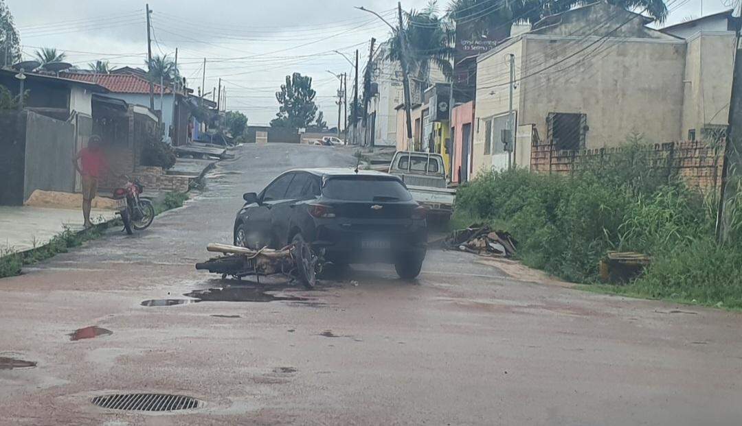 Carro e moto colidem e motoqueiro tem suspeita de fratura exposta