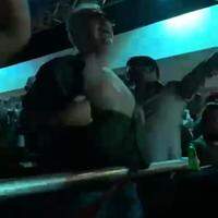 A imagem mostra o prefeito de Itaituba tirando a camisa durante uma festa