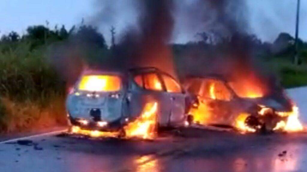 Veículos pegam fogo após colisão na rodovia Transamazônica, no Pará