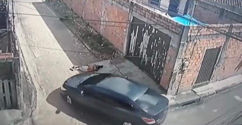 Homem supostamente embriagado é arrastado por carro enquanto dormia no meio da rua