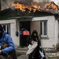 Famílias ucranianas deixando suas casas.
