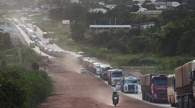 Garimpeiros interditam BR-163, em Itaituba, em protesto contra ações do governo