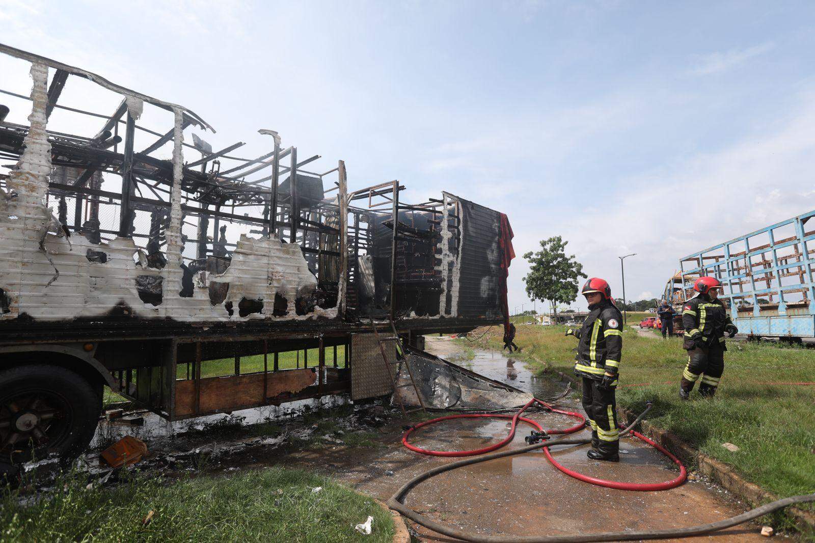 Carreta pega fogo e fica destruída na av. Pedro Álvares Cabral