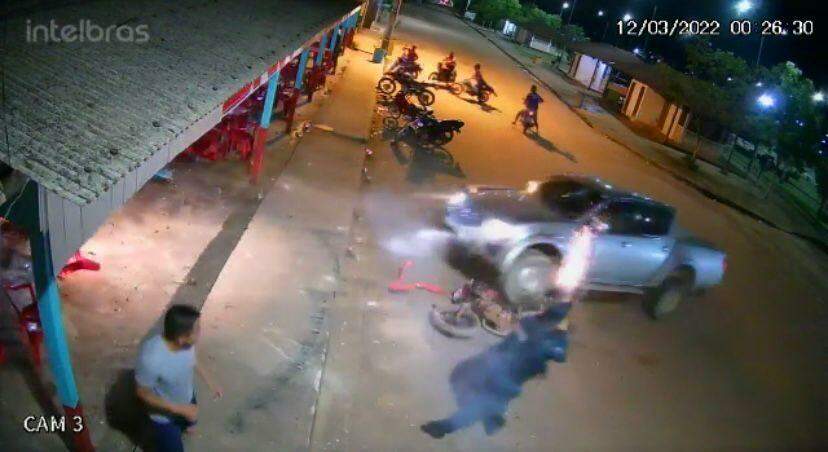 Motorista de caminhonete invade bar e atropela várias pessoas, em Jacareacanga; vídeo
