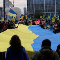 Manifestantes estenderam bandeiras em apoio à Ucrânia.