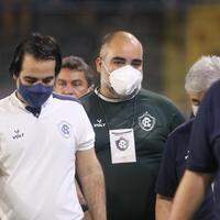 Fábio Bentes (de máscara branca) informou sobre os atletas dispensados