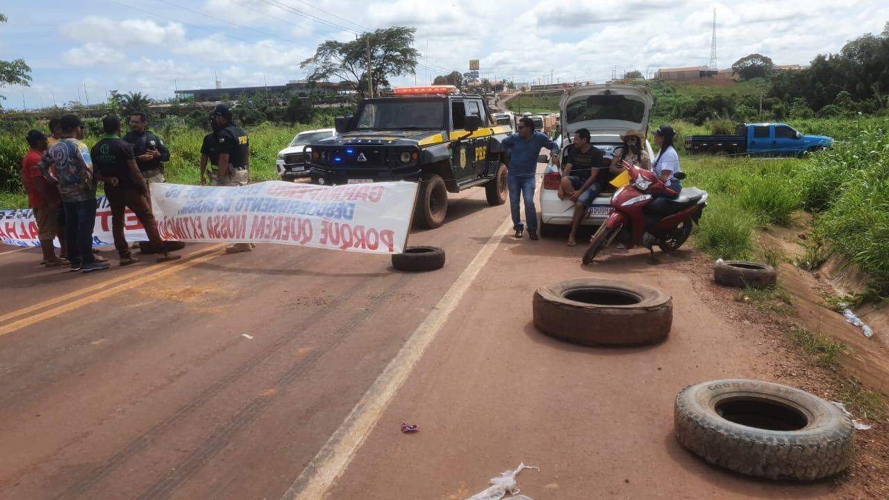 Rodovia BR-230, no município de Itaituba, sudoeste do Pará, está totalmente interditada