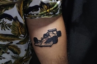 Ronaldo Santos resolveu tatuar a McLaren campeã de 1988, primeiro título mundial de Ayrton Senna