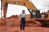 Odimária Araújo foi primeira mulher a operar uma escavadeira de grande porte na mina