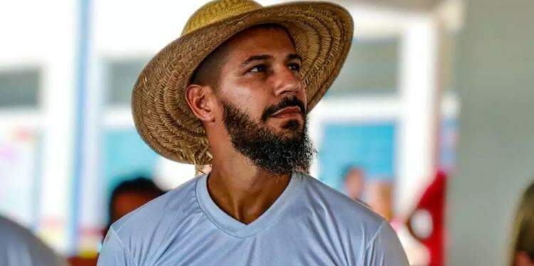 Alvo de busca e apreensão, celular do prefeito é destruído por ele a tiros