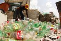 O engenheiro ambiental José Santana afirma que o processo de gestão de resíduos beneficia cooperativas de reciclagem, que agregam valor ao material descartado
