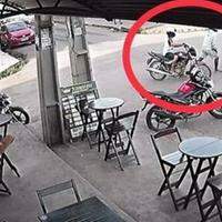 Câmeras de segurança de um bar registraram a ação da dupla de suspeitos.
