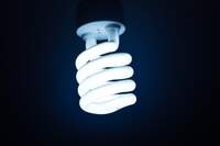 A troca de lâmpadas por modelos eficientes é uma das medidas que contribui com a economia doméstica