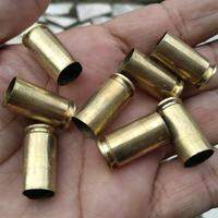 No local do crime, foram recolhidas oito cápsulas de munição calibre .40