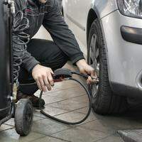 O condutor pode tomar algumas atitudes preventivas para aumentar a vida útil dos pneus
