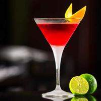 O drink cosmpolitan é originalmente feito com vodka e licor de laranja
