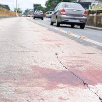 O rastro de sangue que o homem perdeu após ser baleado ficou marcado na pista do BRT