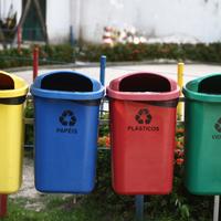 Os resíduos da coleta seletiva devem ser separados de acordo com o tipo para serem encaminhados à reciclagem