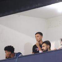 Sentados em um espaço reservado nas cabines de imprensa, os novos jogadores azulinos (da esquerda para a direita) Fernandinho, Igor Morais e Netto, acompanharam a vitória do Remo
