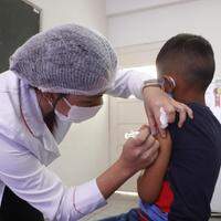 A vacinação infantil é importante para acabar a pandemia.