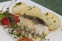 O bacalhau com legumes é uma receita de origem portuguesa que é muito apreciada na mesa dos brasileiros