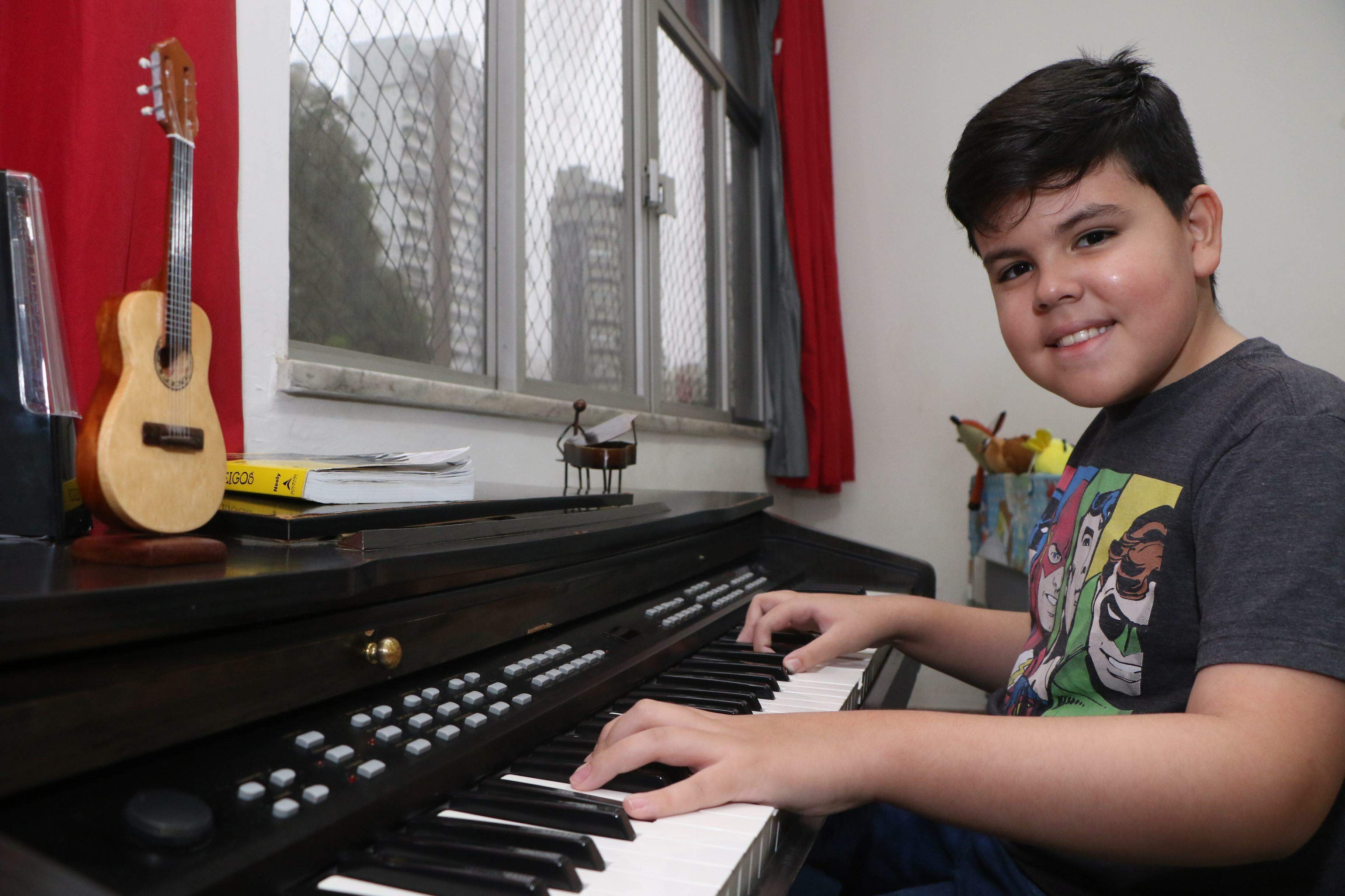 O piano na sala do jogo o piano fica no meio da sala.