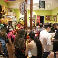 Movimento em lojas especializadas em chocolate foi intensa na tarde desta sexta-feira santa, em shopping de Belém