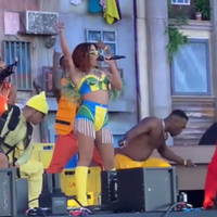 Anitta com dançarinos no palco do Coachella.