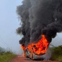 Imagens que circulam nas redes sociais, nesta quinta-feira, mostram ônibus da empresa BBF, no Acará, pegando fogo