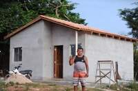 O ajudante de pedreiro Fernando Mendes foi um dos contemplados pelo programa que oferece recursos para ampliação e reforma de casas no município