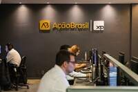 A Ação Brasil conta com um time de 30 profissionais especialistas na realidade do mercado financeiro