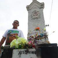 Escritor José Maria Brito de Moura (Nathan de Moura) e o túmulo da "Moça do Táxi", no cemitério de Santa Izabel