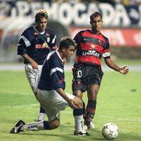 Atualmente técnico do Confiança-SE, Felipe Maestro (camisa do Flamengo) acabou com o Leão Azul em 2003