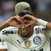 O jogador paraense Rony comemora seu gol contra a equipe do CS Emelec, durante partida válida pela fase de grupos, da Copa Libertadores