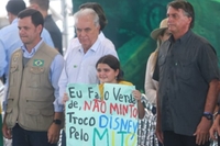 Menina segura cartaz em apoio a Bolsonaro