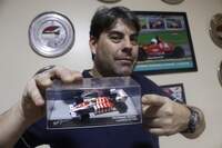 Piloto do Remo e sua miniatura de um dos carros de Senna na Fórmula 1