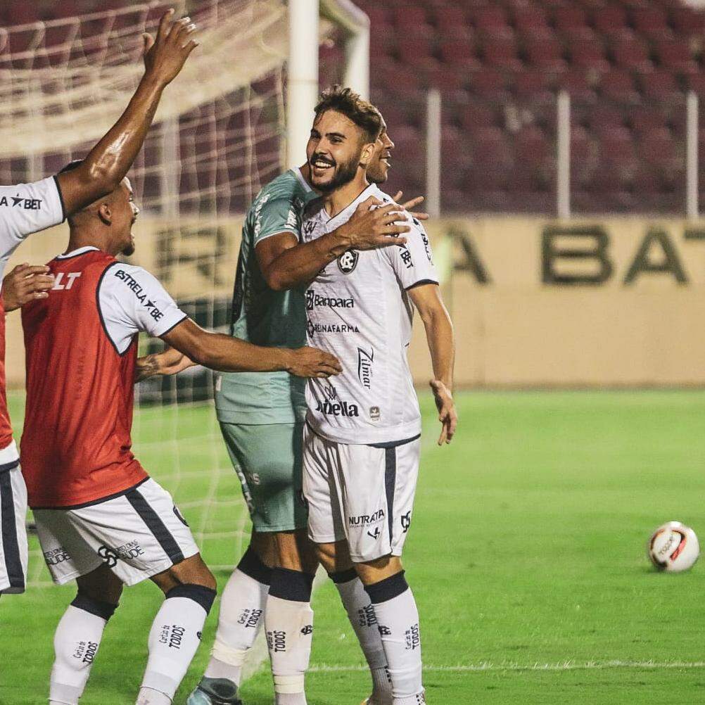 Sem clube desde que deixou o Vitória, Felipe Gedoz assina com o