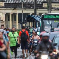 Parte da frota de ônibus urbanos volta a circular em Belém, no primeiro dia da greve dos rodoviários